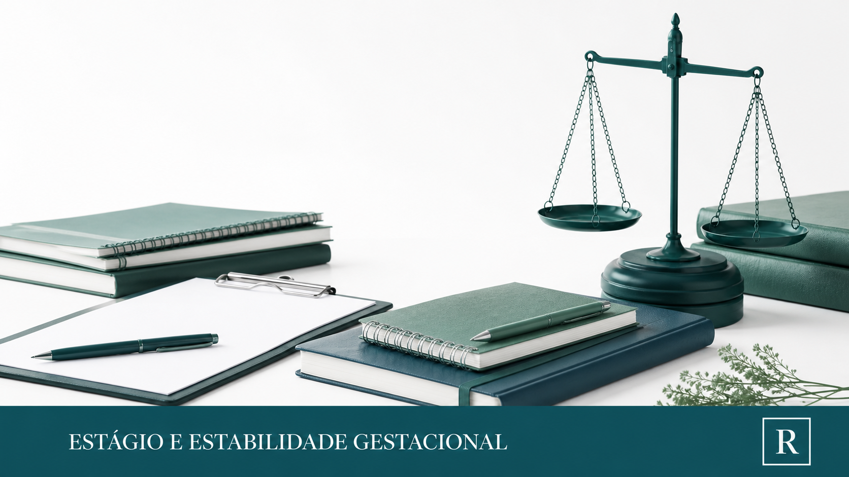 Documentos jurídicos e balança da justiça sobre estabilidade gestacional em estágio.
