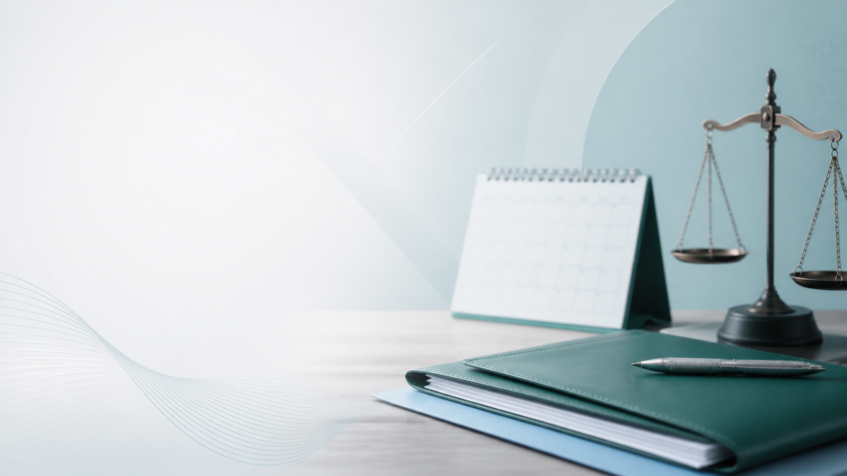 Agenda, balança e pasta jurídica em composição editorial.